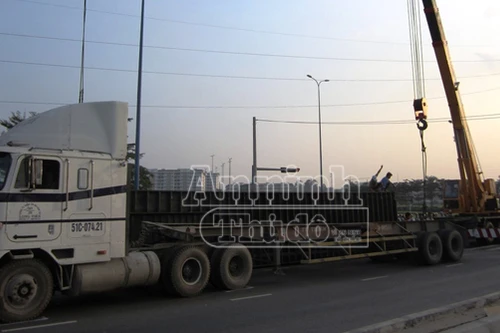 Container văng giữa đường, nhiều người tháo chạy