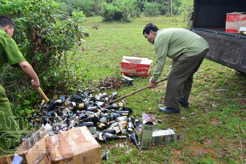  Tiêu hủy rượu ngoại nhập lậu