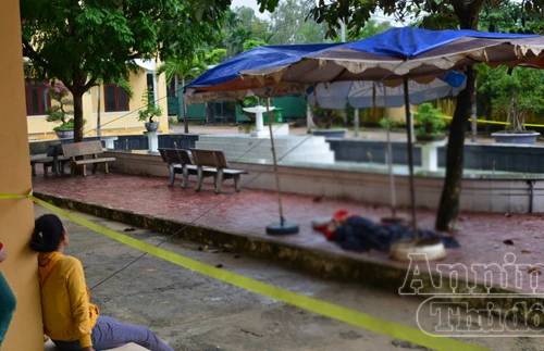 Hoảng hồn phát hiện người bảo vệ nằm chết trên sân trường