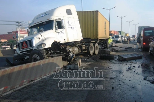 Container “đại náo” Xa lộ Hà Nội, kẹt xe hơn 3 giờ