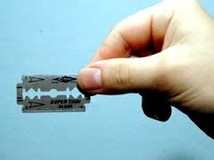 Rạch mặt bạn tù trong trại giam