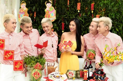 "Gà cưng" của Ngô Thanh Vân hớn hở khi được bà "bầu" lì xì