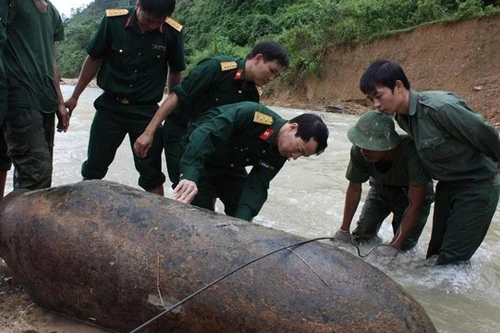 Mưa lũ làm lộ ra... bom tấn