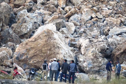 2 phu đá bị hàng chục khối đá đè chết thương tâm