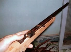 Mang súng kíp dọa nhau, một bạn nhậu bị thương