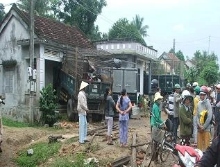 Ô tô tải đâm vào nhà dân, hai người cấp cứu