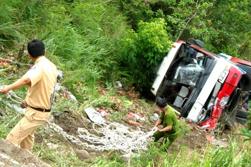 Hai xe khách đâm trực diện, lật nhào xuống vực