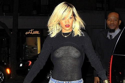 Choáng với kiểu áo "mặc như không" của Rihanna