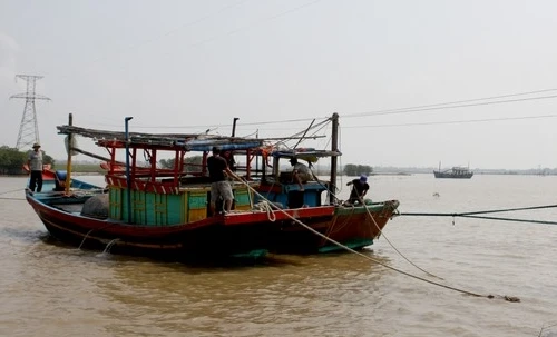 Kéo tàu cá mắc cạn, thuyền trưởng chết thảm