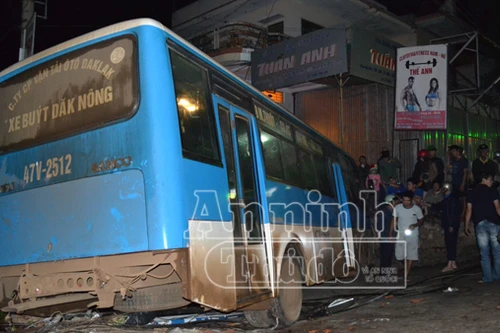  Mất lái, xe buýt lao thẳng vào nhà dân