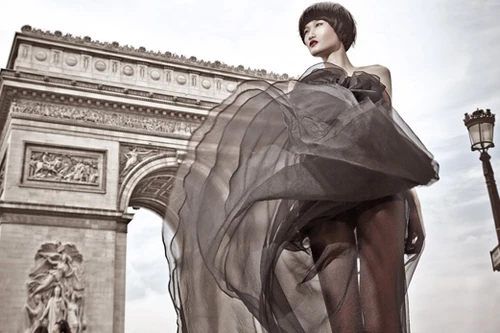 Kha Mỹ Vân đầy mê hoặc trong trang phục đen