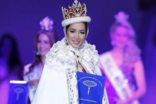 Trả lời về bão Haiyan, người đẹp Philippines đăng quang Hoa hậu Quốc tế 2013