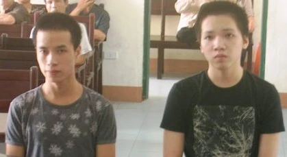 Ép thiếu nữ vào nhà nghỉ, thay nhau cưỡng hiếp