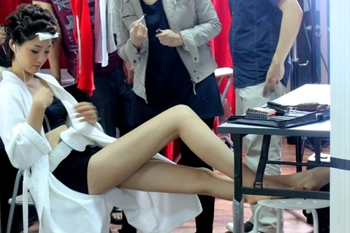 Á quân Top model 2011 "khoe chân" tại Malaysia