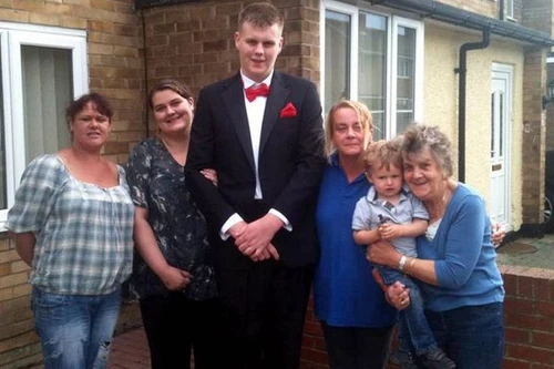 Mắc bệnh lạ, người đàn ông lớn mãi không ngừng