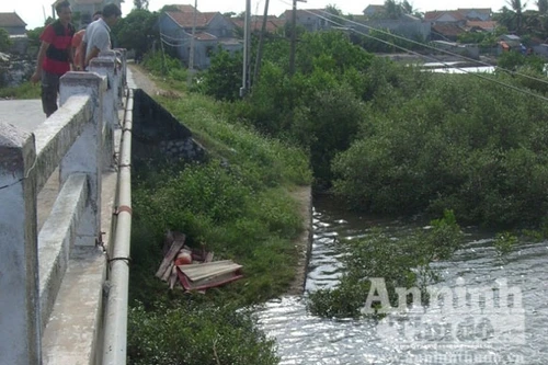 Hoảng hồn: Đánh cá trên sông, bị xác nữ giới dạt vào thuyền