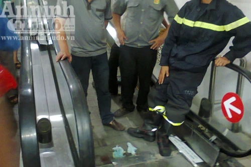 Mắc kẹt trong thang cuốn siêu thị BigC, bé trai bị thương nặng