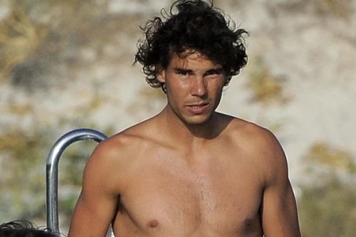 Bỏ lại tennis, Rafael Nadal khoe thân cường tráng trên bãi biển