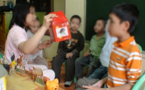 Học sinh "đặc biệt": ăn phân, bốc bôi lên người bạn