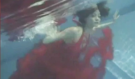 "Chân dài" Vietnam's Next top model nín thở, tạo dáng dưới nước