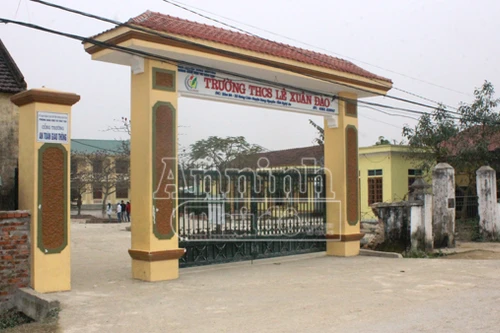 Nữ sinh dùng dao lam rạch mặt bạn trước cổng trường