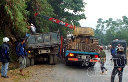 Lao vào taluy, tài xế đứt lìa cổ chân