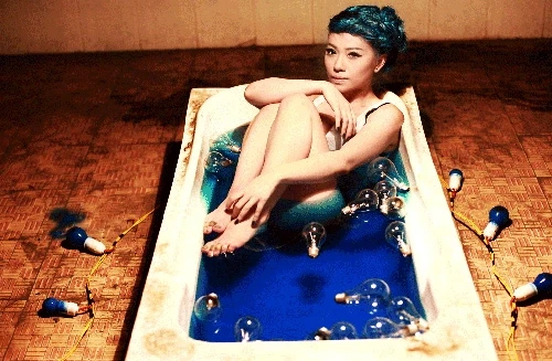 "Gà cưng" của Ngô Thanh Vân gợi cảm trong bồn tắm