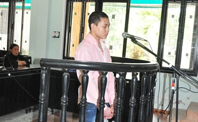 Chiếc dép nhựa vạch mặt "yêu râu xanh"