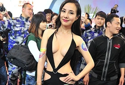 Can Lộ Lộ bị "sờ gáy" vì khoe vòng 1 quá đà