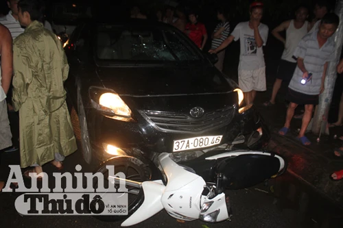 Xe con gây tai nạn rồi bỏ chạy kéo lê xe máy hơn 4km