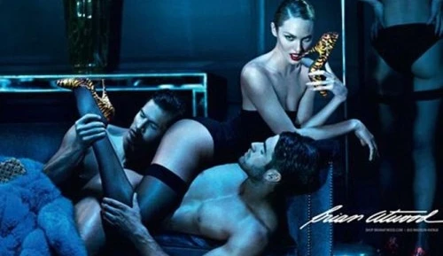 “Thiên thần nội y” lả lơi bên trai lạ