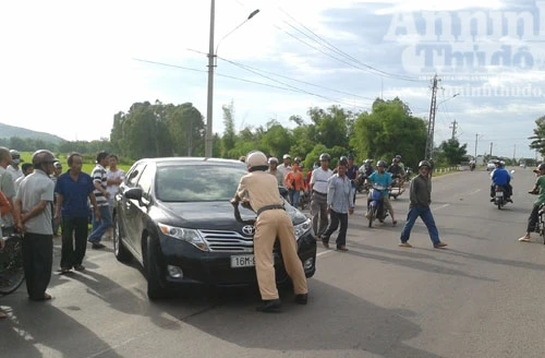 Tài xế ngông cuồng, liên tiếp hất CSGT lên nắp ca-pô