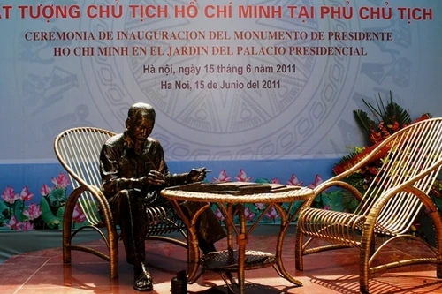 Khánh thành tượng “Bác Hồ làm việc trong vườn hoa Phủ Chủ tịch”