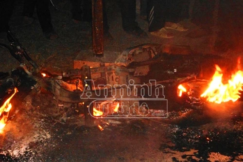  Bị xe tải kéo lê, xe máy bốc cháy trơ khung