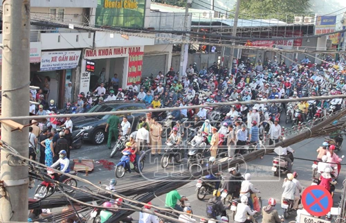 Xe buýt cán chết học sinh lớp 6, giao thông hỗn loạn