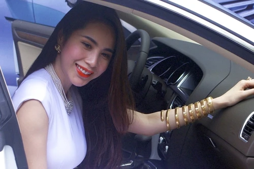 Thủy Tiên khoe đồng hồ con rắn 4 tỷ Công Vinh tặng