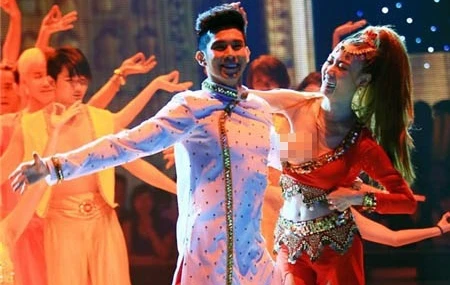 Khoe vũ điệu bốc lửa, Ngân Khánh lộ ngực trên sóng truyền hình