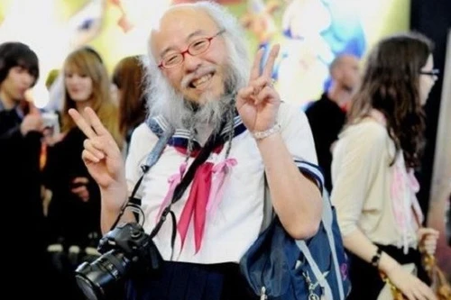 Xôn xao vì cụ ông trong bộ dạng... nữ sinh "xì tin"