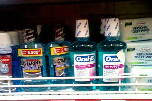 Người tiêu dùng quay lưng với nước súc miệng Oral B nhiễm khuẩn