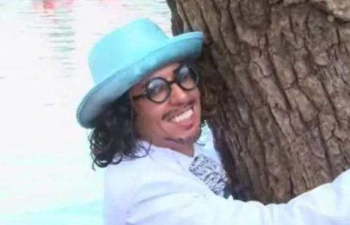 Nam diễn viên kỳ dị, đòi yêu và cưới một cái cây