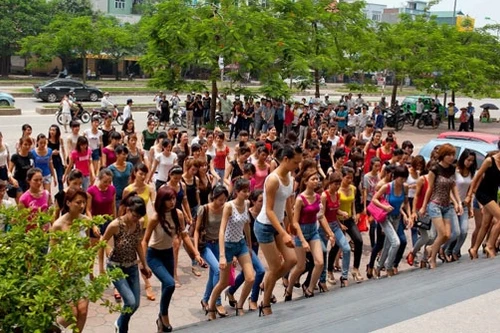 Cơn lốc "chân dài" đổ về Hà Nội