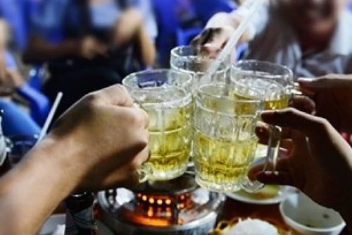 Hỗn chiến bên bàn nhậu, cầm chai bia đánh chết người