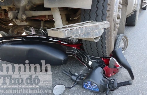 Vượt ẩu, 1 thanh niên bị xe container cán nát 2 chân