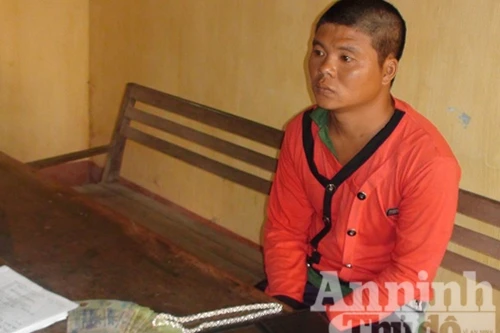 Chủ quán say rượu, khách lột luôn nhẫn vàng 2 chỉ