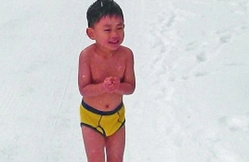 Rớt nước mắt cảnh hành hạ bé 4 tuổi