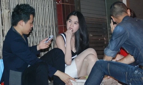 "Nữ hoàng đồ lót" Ngọc Trinh trà đá vỉa hè Hà Nội