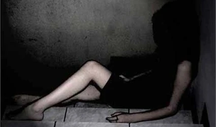 Tủi nhục cô gái bị chồng, hàng xóm, bạn bè... hãm hiếp