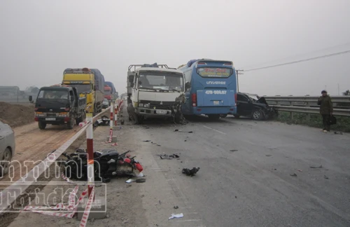 Xe con tông xe máy rồi gây tai nạn liên hoàn, 2 người nguy kịch