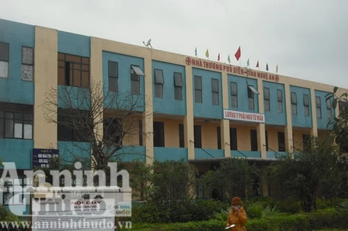 Nước mắt người mẹ của "nữ sinh đau đẻ trên lớp"