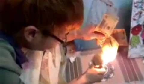 Cư dân mạng phẫn nộ hành vi "đốt tiền mua vui" của thanh niên trẻ